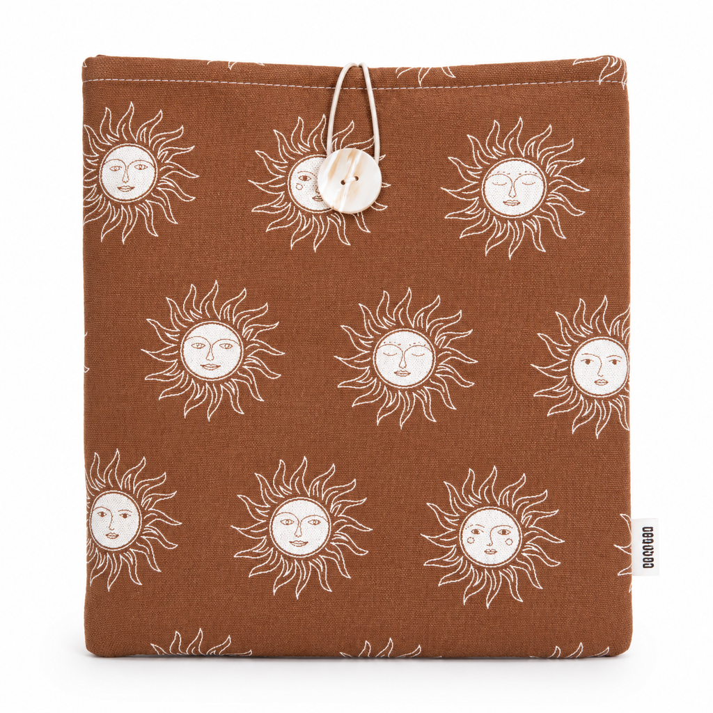 Funda de Libro Inti - loneta estampada terracota con soles antropomorfos (anverso con botón de nácar)