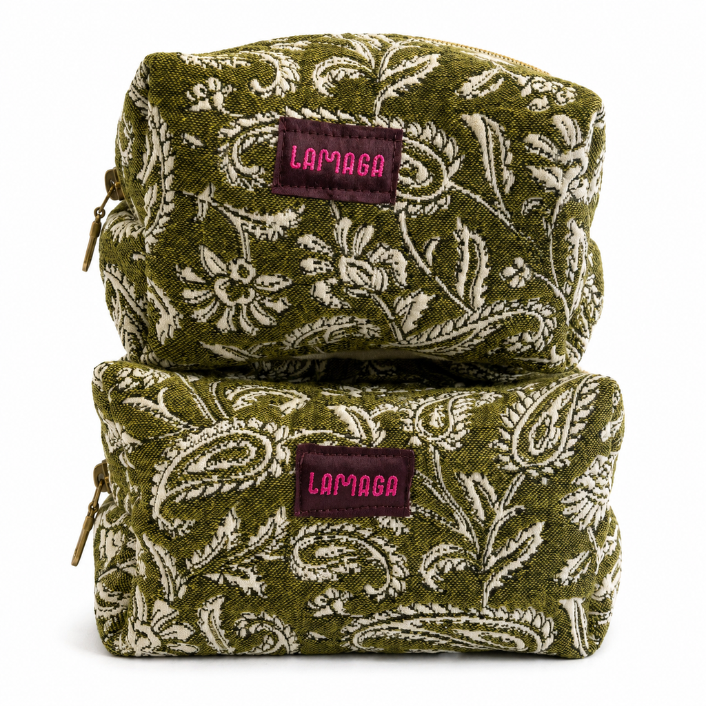 Dos neceseres cofre Boteh apilados en jacquard verde oliva con motivos florales en blanco crudo, tamaños mediano y grande
